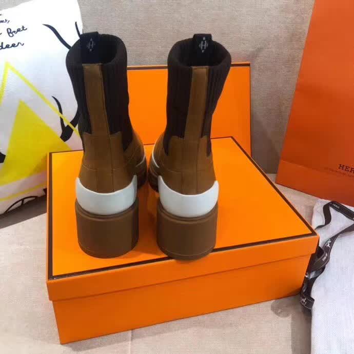 20秋季最新专柜款-爱马仕Hermes2020秋冬矮靴，可以说这是H家最年轻的，专柜第一眼看见就入手，上脚无敌好看，特别秀气修饰脚型。上脚很舒服