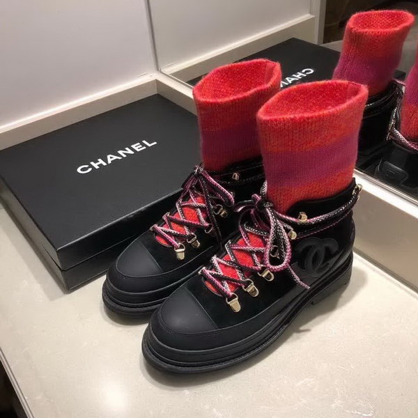 20秋季最新专柜款-香奈儿Chanel秋冬最新款毛线袜子时尚撞色搭配机车靴、一款时尚帅气的袜子机车靴专柜早已售空、明星网红上脚一秀再秀秋冬百搭！