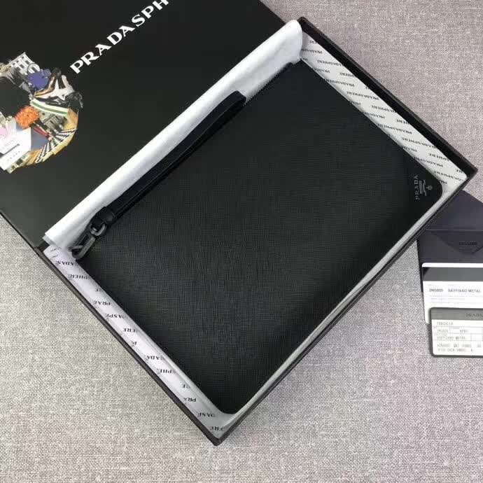 【原版皮】普拉达/Prada 男士手包，选用十字纹小牛皮裁制而成，边角点缀品牌三角散字徽标，款号：2NG005