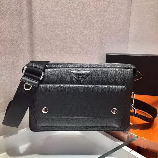 【原版皮】普拉达/Prada 男士斜跨包，采用小牛皮材质，又可当手包，一包当两包用，正面口袋，格层多多，时尚又大气，男士们值得入手，款号：2VH091
