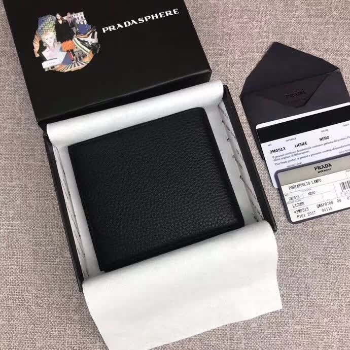 【原版皮】普拉达/Prada 短款钱夹，选用摔纹小牛皮裁制而成，边角点缀散字唛标识，经典之作，简单时尚，款号：2M0513