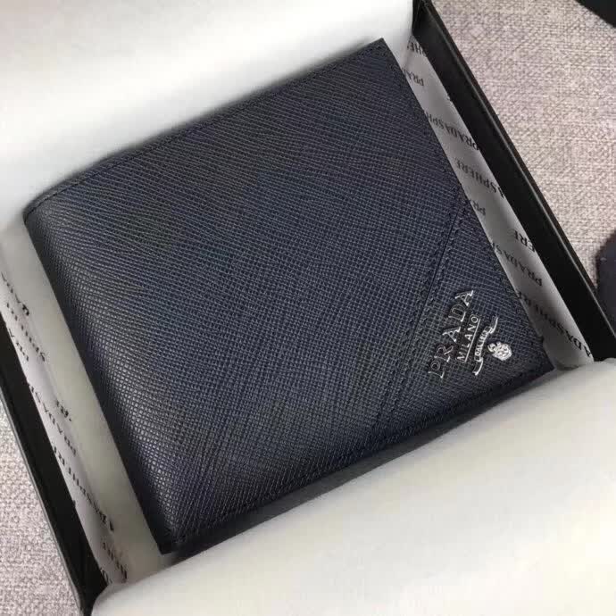 【原版皮】普拉达/Prada 短款钱夹，选用十字纹小牛皮裁制而成，边角点缀散字唛标识，经典之作，简单时尚，款号：2M0513