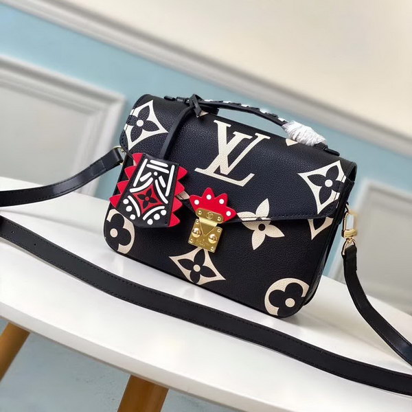 【原版皮】路易威登/LV Pochette Métis 手袋，以压纹皮革呈现超大Monogram印花，搭配顶部编织手柄，涂鸦风格挂饰和S-lock锁扣，即刻俘获视觉焦点，款号：M45385