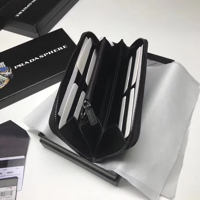 【原版皮】普拉达/Prada 拉链钱夹，选用十字纹牛皮裁制而成，拼接光滑皮革点缀字唛徽标，精湛走线均匀整齐，油边顺滑，款号：2ML317