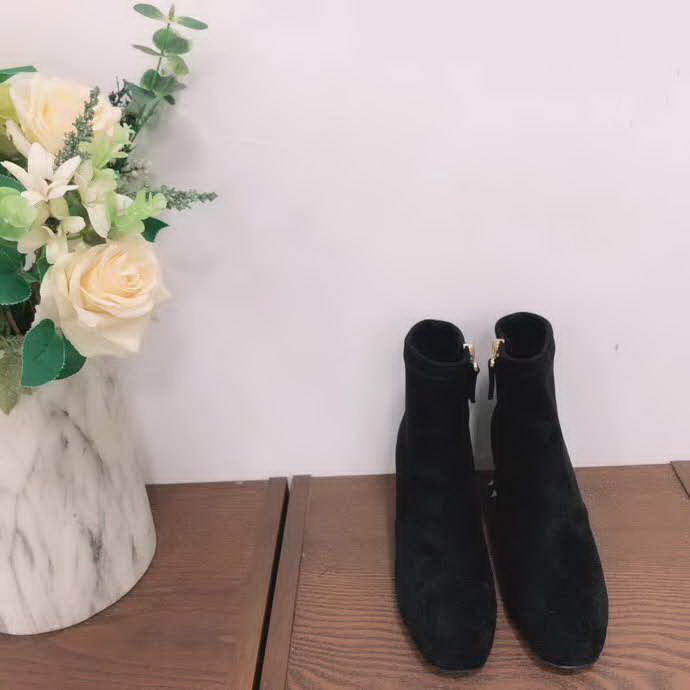 20秋季最新专柜款-华伦天奴Valentino秋冬新款爆款短靴，超经典好看，上脚超美