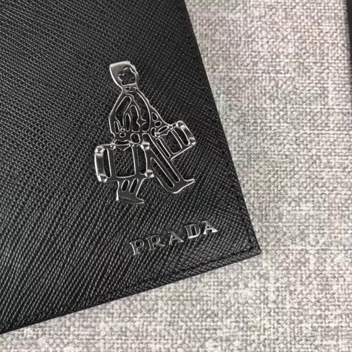 【原版皮】普拉达/Prada 短款钱夹，选用十字纹小牛皮裁制而成，边角点缀小公仔标识，经典之作，简单时尚，款号：2M0513