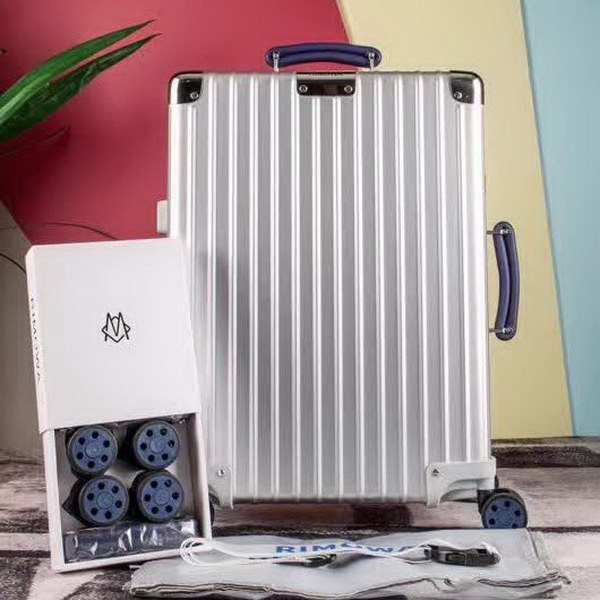 日默瓦/Rimowa 旅行箱，全​铝​镁‎合金，经典款​的新版‎本，彩色皮质把手，购买就送透明套，4个轮子，2个手把，绑带，想怎么换就怎么换，永远是街头机场最靓的你