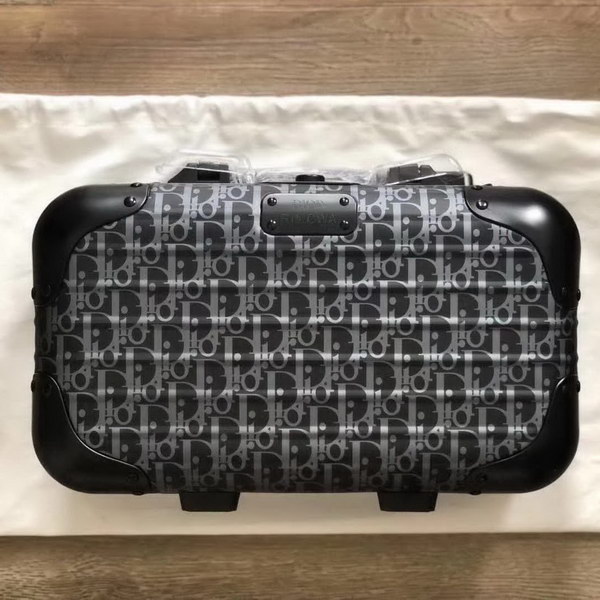 迪奥Dior X 日默瓦/RiMoWa 独家定制款化妆箱，汇集艺术,时尚与设计，领先时装周发售，体现精湛的手工匠艺和专业技术