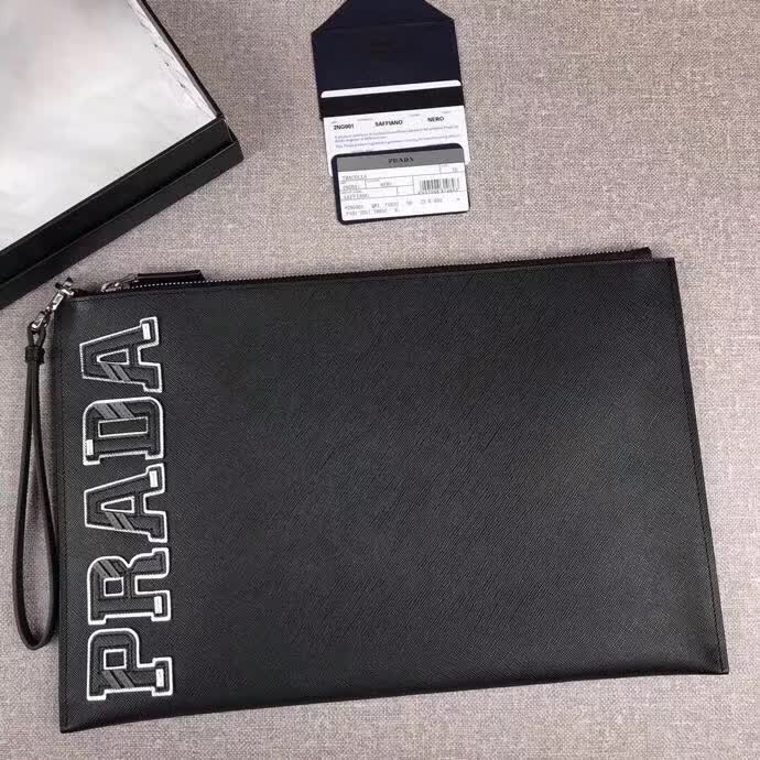 【原版皮】普拉达/Prada 男士手包，限量版，选用十字纹小牛皮裁制而成，绗缝特别的皮革徽标设计凸显个性，时尚炫酷，就是要你好看，款号：2NG001