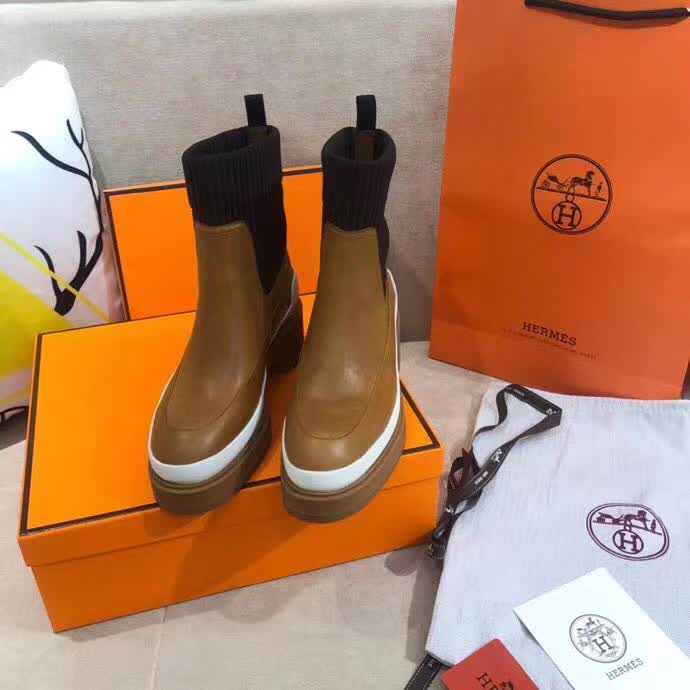 20秋季最新专柜款-爱马仕Hermes2020秋冬矮靴，可以说这是H家最年轻的，专柜第一眼看见就入手，上脚无敌好看，特别秀气修饰脚型。上脚很舒服