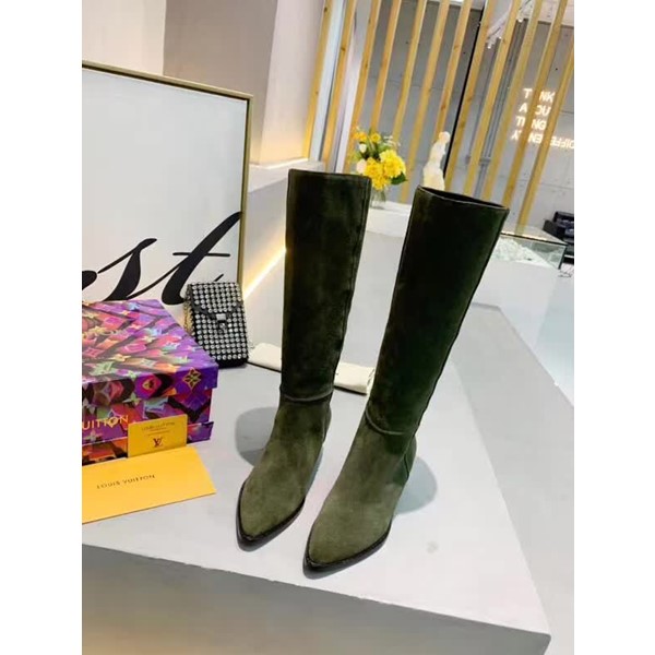 20秋季最新专柜款-路易威登LV2020早秋最新长靴，由柔软的绒面小牛皮制作而成，带有标志性金属logo，取自皮具系列的LV 扣装饰配上英伦风的黄牛皮大底，值得拥有女款中跟高靴
