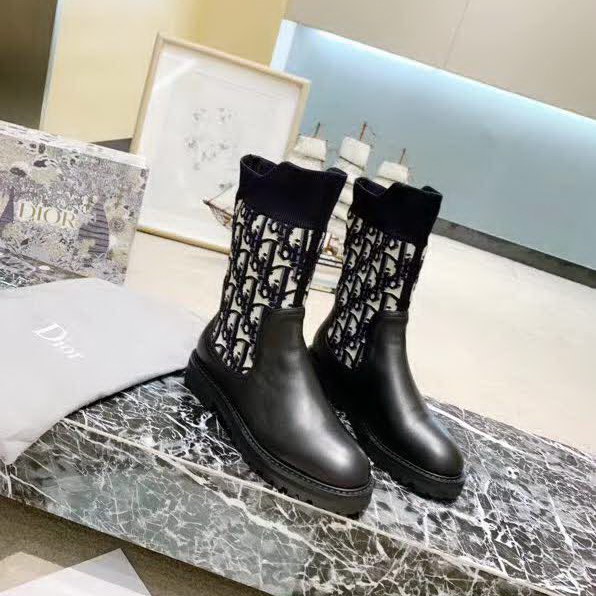 20秋季最新专柜款-迪奥Dior2020秋冬新款明星纷纷美秀。面料采用牛皮配高弹靴筒不易变形，大底超软耐磨牛筋大底，上脚十分大方舒服。百搭显瘦款冬靴