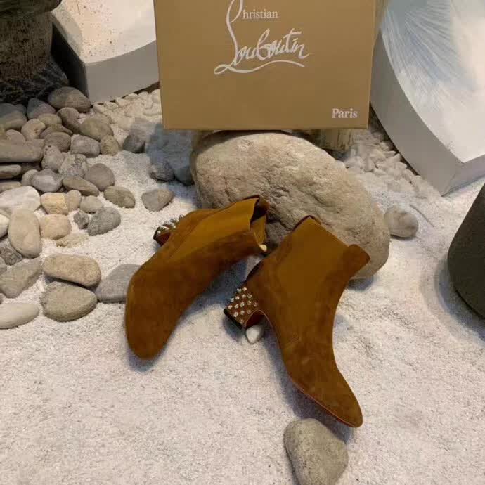 20秋季最新专柜款-克里斯提．鲁布托CL2020早秋新款方跟铆钉切尔西踝靴，完美修长，线条感十足