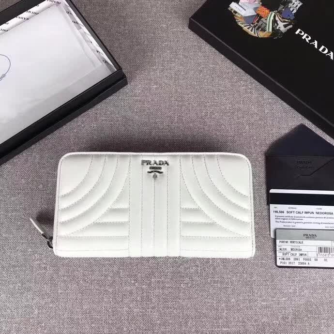 【原版皮】普拉达/Prada 拉链钱夹，选用纳帕牛皮裁制而成，点缀散字唛徽标，精湛走线均匀整齐，款号：1ML506