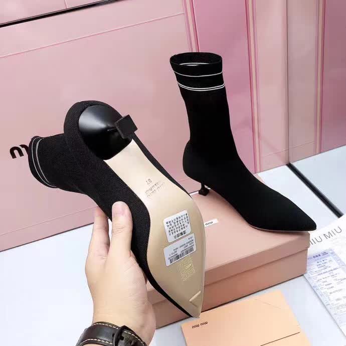 20秋季最新专柜款-缪缪Miu Miu新款袜子靴。上脚轻便，脚感好，上脚修脚，特显瘦