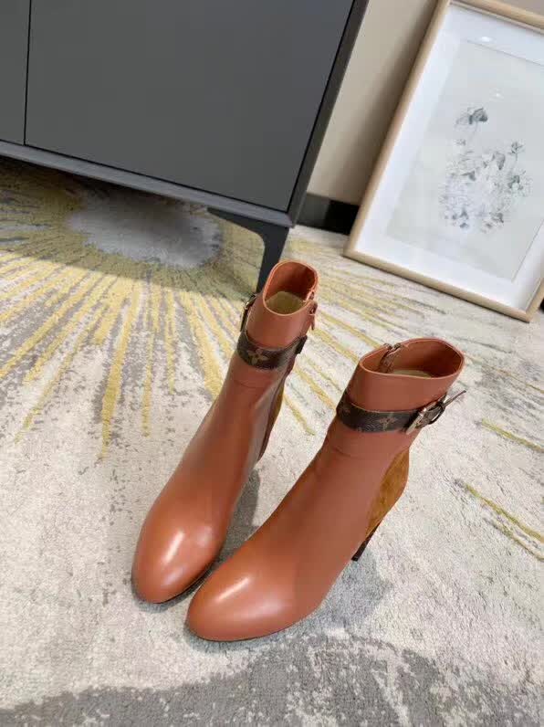 20秋季最新专柜款-路易威登LV2020早秋最新短靴，终于可以上款了。版型绝对正。不含糊。后包logo 开模定制五金 要求达到官网一致效果，上脚 舒适 宣型绝对美