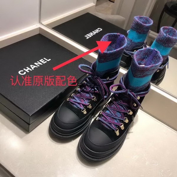 20秋季最新专柜款-香奈儿Chanel秋冬最新款毛线袜子时尚撞色搭配机车靴、一款时尚帅气的袜子机车靴专柜早已售空、明星网红上脚一秀再秀秋冬百搭！