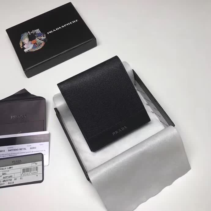 【原版皮】普拉达/Prada 短款钱夹，选用十字纹牛皮裁制而成，拼接光滑皮革点缀字唛徽标，精湛走线均匀整齐，油边顺滑，款号：2M0513
