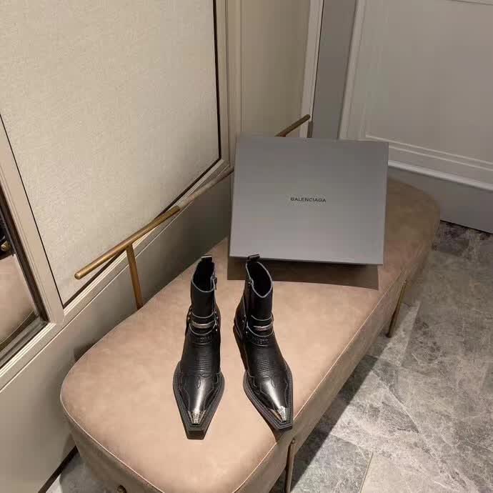 20秋季最新专柜款-巴黎世家Balenciaga秋冬新款单品尖头靴，风格 复古擦色 松口和勒脚都不会有！脚感舒适升级版3层组合真皮大，绝对吹爆酷帅酷帅的款