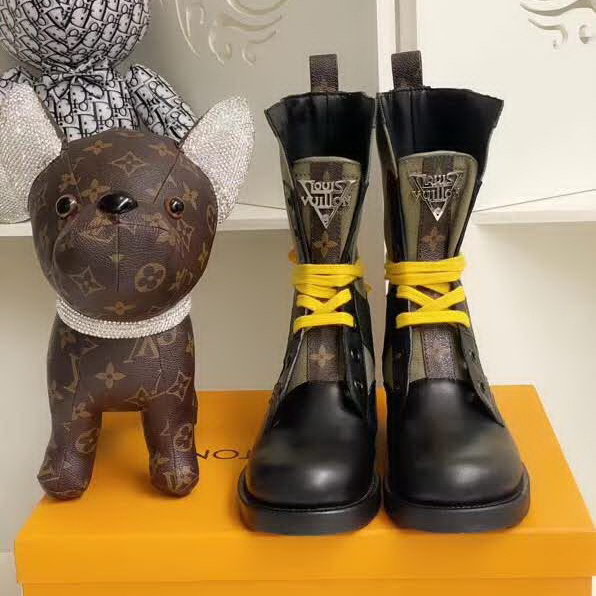 20秋季最新专柜款-路易威登LV2020早秋走秀主打新款系列马丁靴 超正鞋楦版型， 新的logo标识 设计独具一格局部的经典老花点缀，低调又凸显品牌魅力，靴口设计对小粗腿非常友好  好穿、显瘦，色彩高端大气上档次