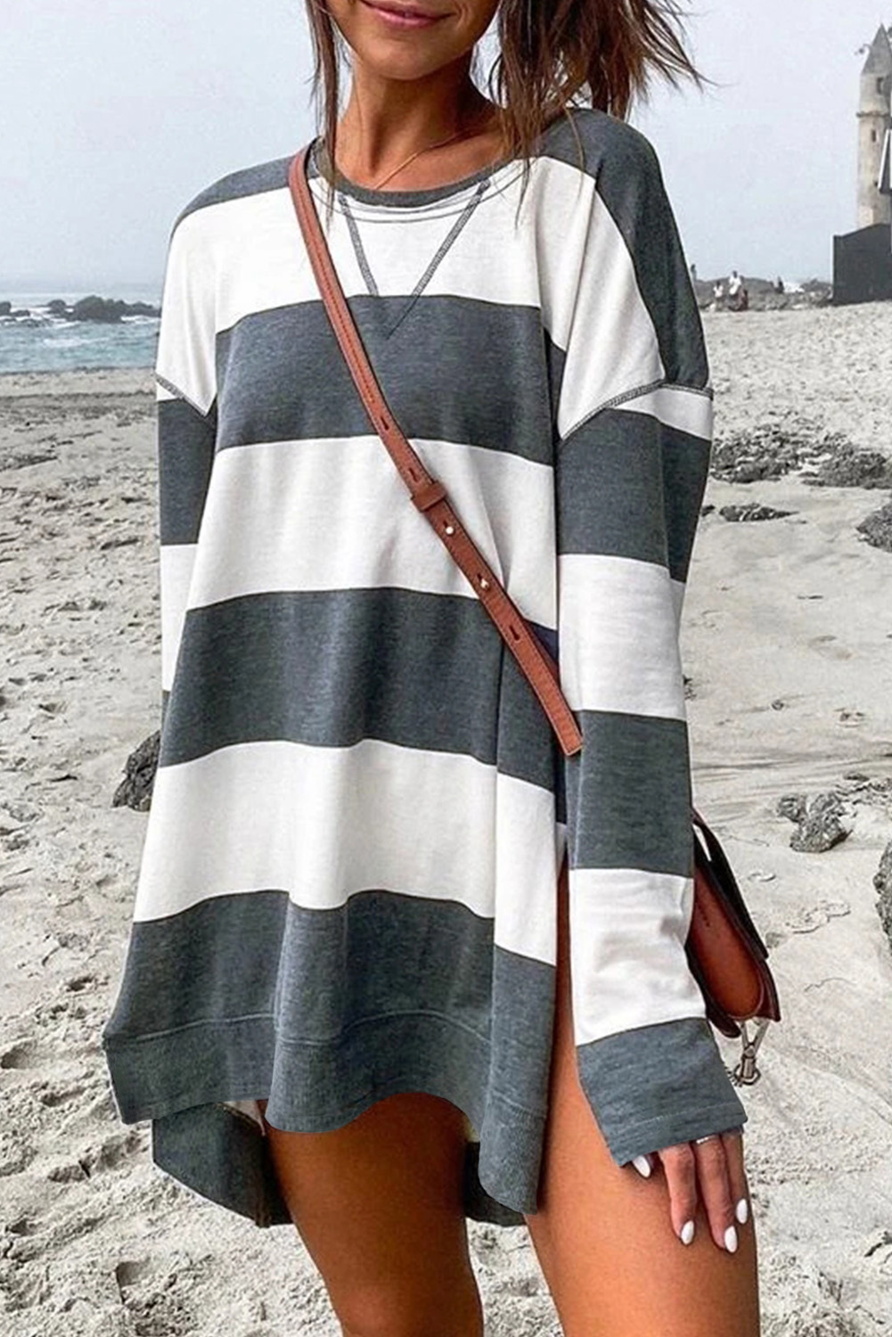 灰色条纹圆领长袖侧开衩休闲宽松上衣