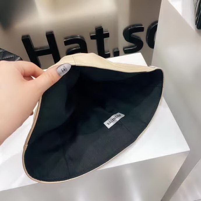 20冬季最新专柜款-Balenciaga新款抽绳皮革渔夫帽，牛皮纹路感超强，大头宝宝也可以放心入！巨遮脸的渔夫，街头风十足！仿牛皮皮革手感超好！时尚达人标配