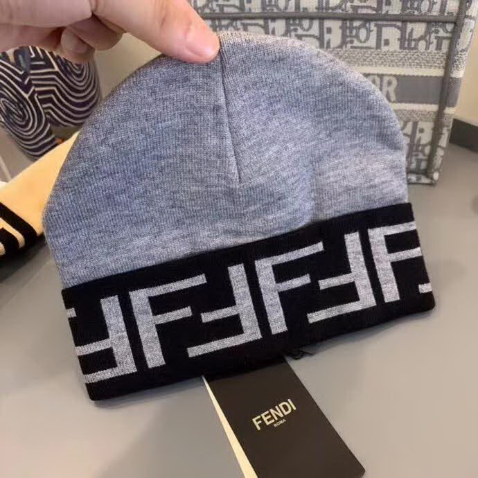 20冬季最新专柜款-Fendi早秋网红时尚博主推荐款皮标针织毛线帽，手感超柔软舒适的针织线帽，弹性极佳！时尚街头风，时尚百搭