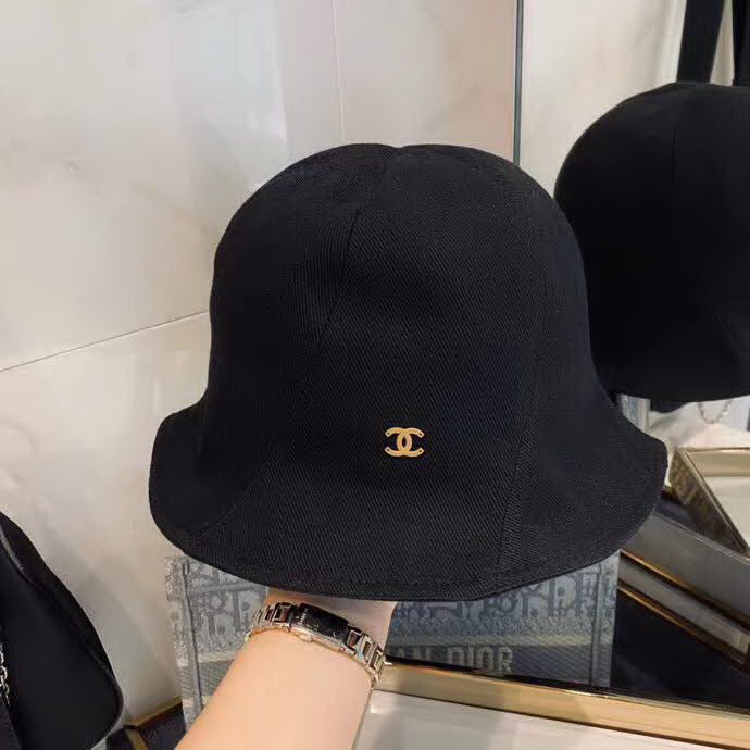 20冬季最新专柜款-Chanel可爱丸子头旋转拼接小渔夫帽，原宿风森女系，纯棉斜纹线条感很强，超显质感，偶尔偷懒不洗头，渔夫是最佳搭配单品哦！这款很休闲百搭！四季型