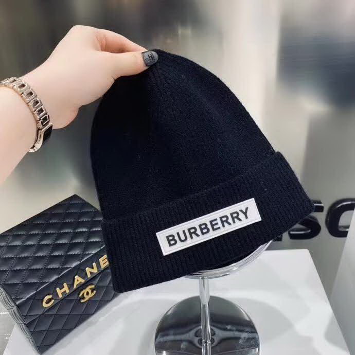 20冬季最新专柜款-Burberry新款新标志针织毛线帽，超厚实的一款哦！棉➕羊毛，用料十足。大童及成年人都可以配。时尚简约大牌风！