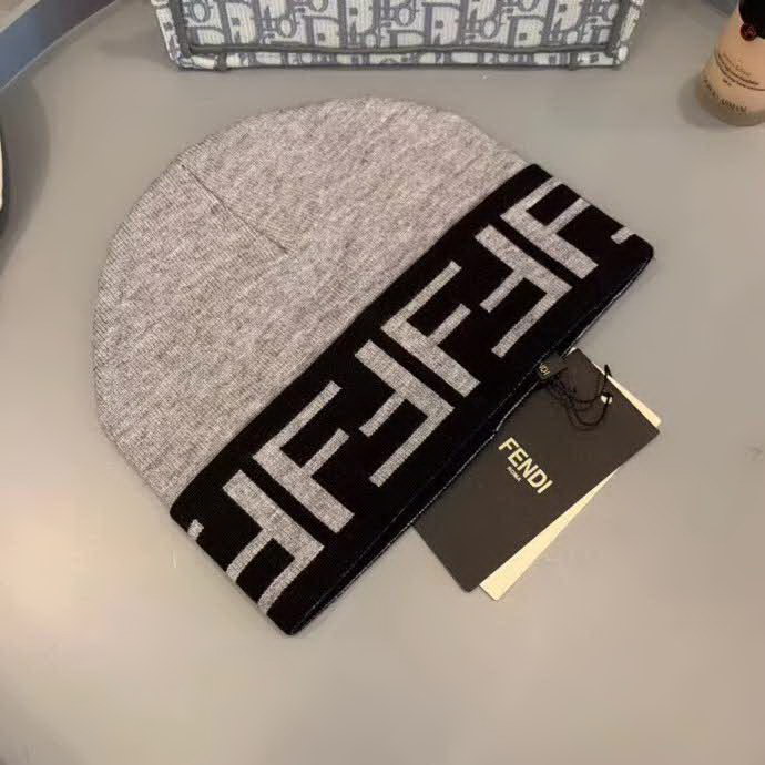 20冬季最新专柜款-Fendi早秋网红时尚博主推荐款皮标针织毛线帽，手感超柔软舒适的针织线帽，弹性极佳！时尚街头风，时尚百搭