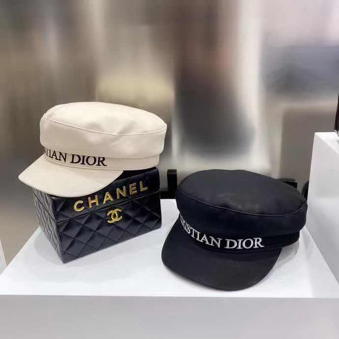 20冬季最新专柜款-Dior新款字母刺绣标志鸭舌平檐军帽！绝对时尚的帽型！犀利平檐气场超强！时尚达人人气爆款单品！