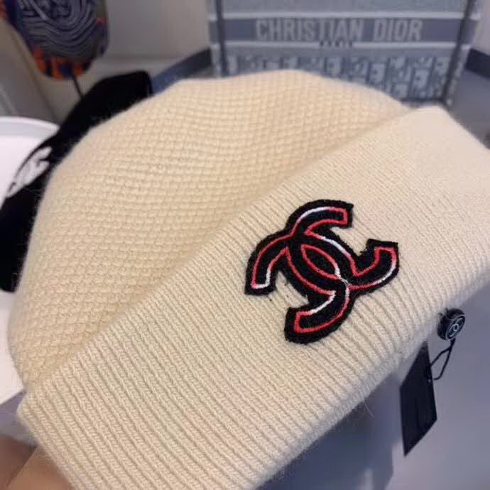 20冬季最新专柜款-Chanel新款字母刺绣标针织羊毛毛线帽，定制羊毛，简约帅气新标志，男女同款。超酷时尚街头风！