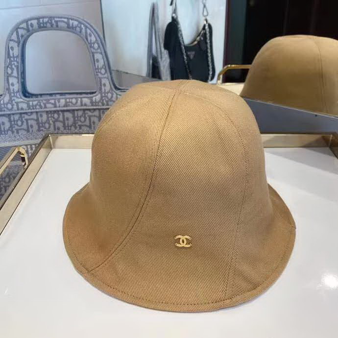 20冬季最新专柜款-Chanel可爱丸子头旋转拼接小渔夫帽，原宿风森女系，纯棉斜纹线条感很强，超显质感，偶尔偷懒不洗头，渔夫是最佳搭配单品哦！这款很休闲百搭！四季型