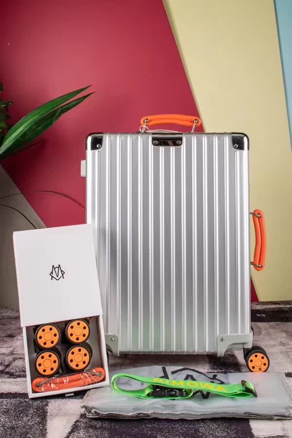 日默瓦/Rimowa 旅行箱，全​铝​镁‎合金，经典款​的新版‎本，彩色皮质把手，购买就送透明套，4个轮子，2个手把，绑带，想怎么换就怎么换，永远是街头机场最靓的你