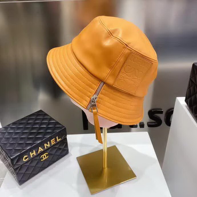 20冬季最新专柜款-罗意威LOEWE专柜同步皮革拉链皮标渔夫帽，火爆时尚单品！洗水仿小羊皮，手感超赞！时尚达人必备