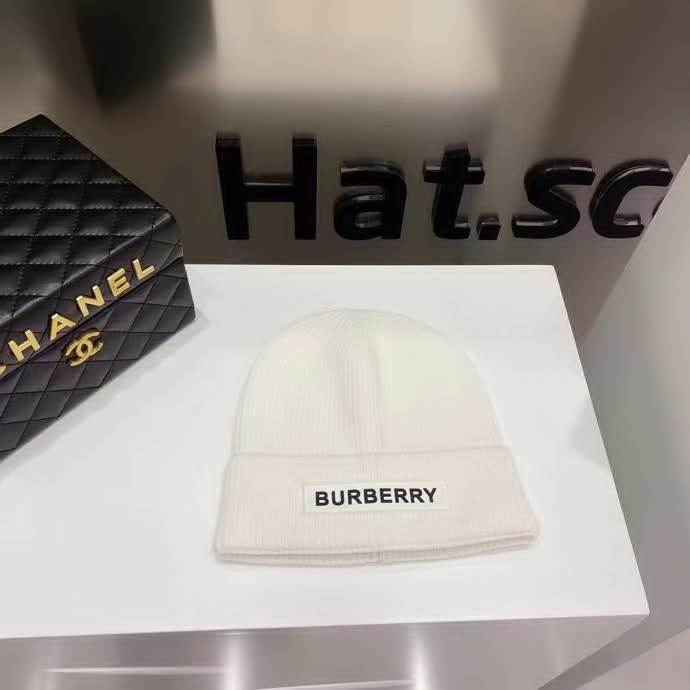 20冬季最新专柜款-Burberry新款新标志针织毛线帽，超厚实的一款哦！棉➕羊毛，用料十足。大童及成年人都可以配。时尚简约大牌风！