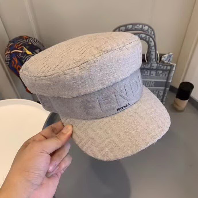 20冬季最新专柜款-Fendi20秋冬新款老花字母logo童帽军帽超名媛，加深帽型更显气质，本季爆款