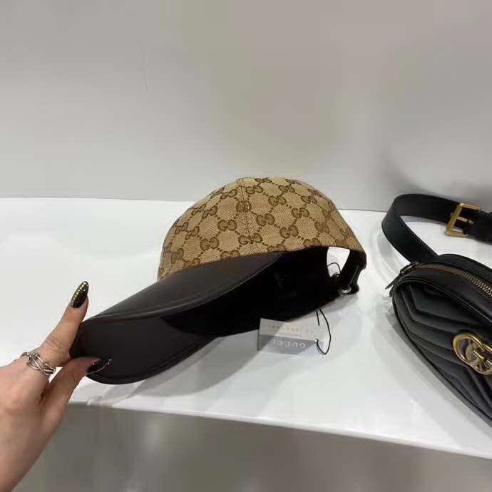 20冬季最新专柜款-古驰Gucci新款棒球帽。帆布拼皮，专柜热卖款，1:1开模订制，原版帆布料+头层牛皮，时尚帅气！质量超赞