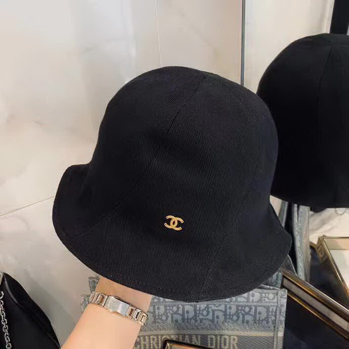 20冬季最新专柜款-Chanel可爱丸子头旋转拼接小渔夫帽，原宿风森女系，纯棉斜纹线条感很强，超显质感，偶尔偷懒不洗头，渔夫是最佳搭配单品哦！这款很休闲百搭！四季型