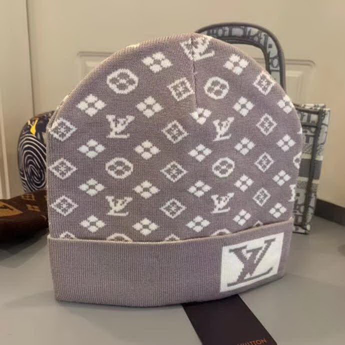 20冬季最新专柜款-路易威登LV网红时尚博主推荐款皮标针织毛线帽，手感超柔软舒适的针织线帽，弹性极佳！时尚街头风，时尚百搭！