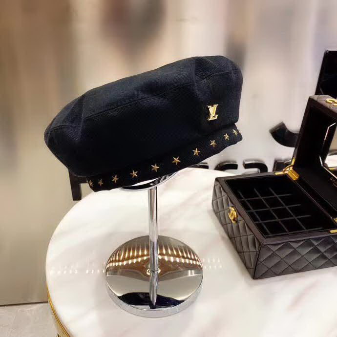 20冬季最新专柜款-路易威登LV新款磨毛星星铆钉斜纹纯棉贝雷帽，重工铜制帽铆钉，很精致，帽型裁剪恰到好处！很好戴！