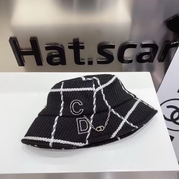 20冬季最新专柜款-Balenciaga新款粗呢大格纹桶帽渔夫帽，面料超厚实的一款，很有质感，简约风格设计，小心机CD链，简约而不简单！