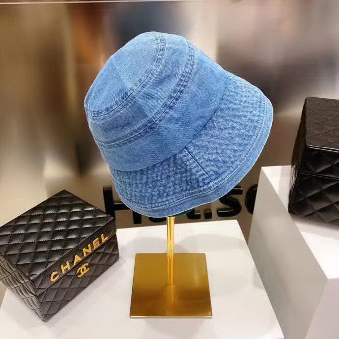 20冬季最新专柜款-Dior新款洗水牛仔渔夫帽，长短前后沿。超酷的好吗！随手一搭，时尚街拍潮人的风格就出来了！单层牛仔！不厚，四季都可以戴，男女款！