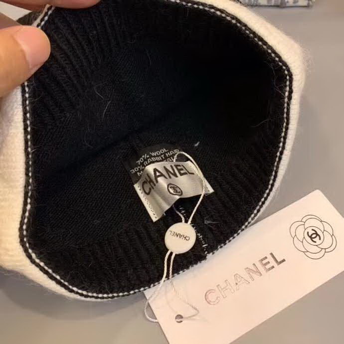20冬季最新专柜款-香奈儿Chanel针织山茶花毛线帽，定制毛线，手勾手感很好，而且非常厚实哦 质量杠杠滴，适合日常搭配 修饰脸型的单品神器