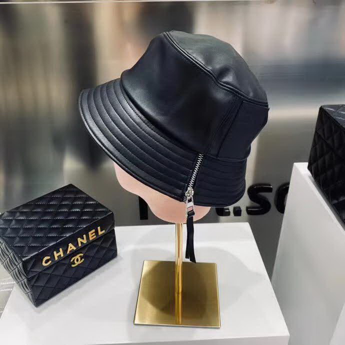 20冬季最新专柜款-罗意威LOEWE专柜同步皮革拉链皮标渔夫帽，火爆时尚单品！洗水仿小羊皮，手感超赞！时尚达人必备