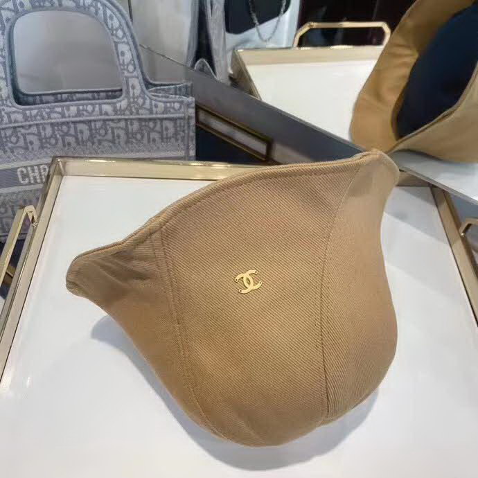 20冬季最新专柜款-Chanel可爱丸子头旋转拼接小渔夫帽，原宿风森女系，纯棉斜纹线条感很强，超显质感，偶尔偷懒不洗头，渔夫是最佳搭配单品哦！这款很休闲百搭！四季型