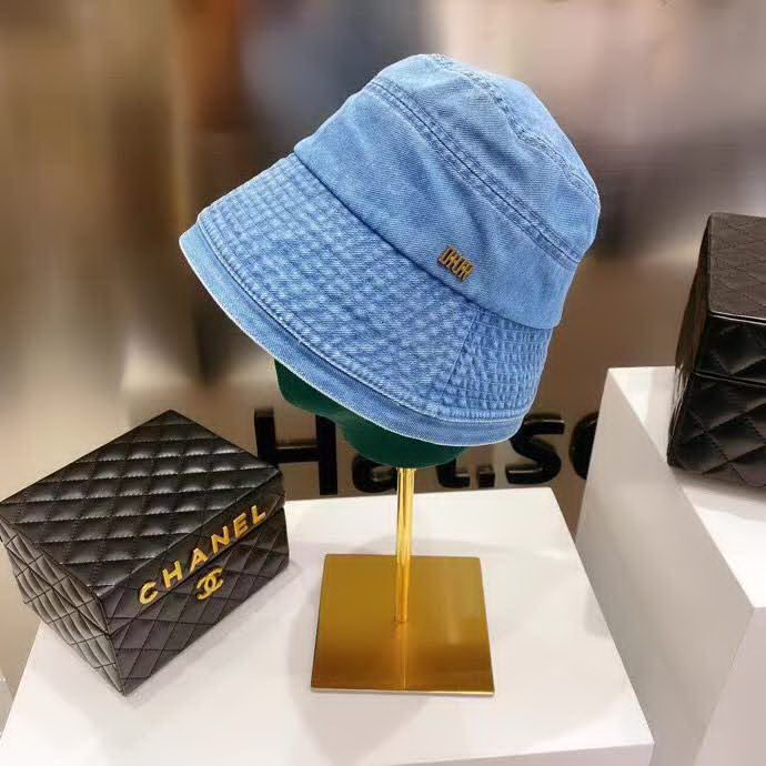 20冬季最新专柜款-Dior新款洗水牛仔渔夫帽，长短前后沿。超酷的好吗！随手一搭，时尚街拍潮人的风格就出来了！单层牛仔！不厚，四季都可以戴，男女款！