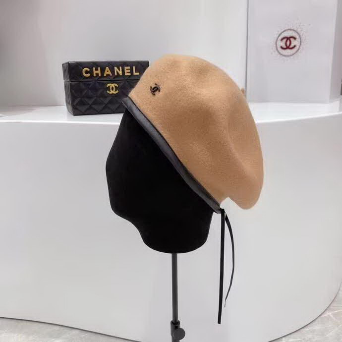 20冬季最新专柜款-Chanel秋冬新款简约时尚彩色羊毛贝雷帽，羊毛皮边彩色贝雷！很俏皮的款式，可爱甜美风！贝雷帽超好凹造型！颜色都很好看！香粉不要错过哦