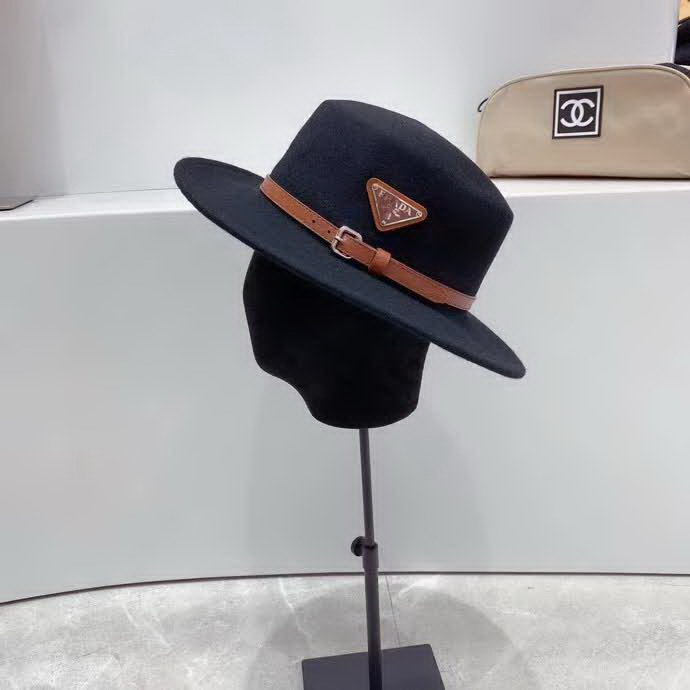 20冬季最新专柜款-普拉达Prada新款皮带三角标志羊毛平顶礼帽，满屏的高级风，气场十足，羊毛材质。衣橱时尚搭配单品！