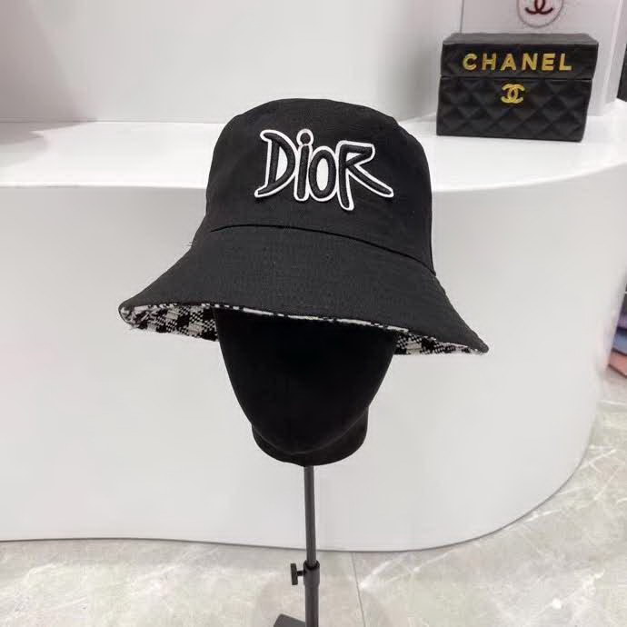 20冬季最新专柜款-迪奥Dior新款棋盘格双面刺绣字母渔夫帽，时尚黑白格调，洋气穿搭精品，双面都有不同风格，好看！